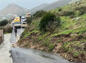 توقف حافلات النقل المدرسي 