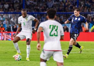 لاعبو منتخب موريتانيا يرتدون قمصانا تحمل علامة شركة AB Sport للملابس الرياضية