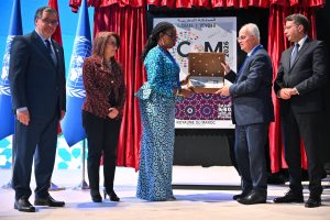 المدير العام لمجموعة بريد المغرب أمين بنجلون التويمي، ونائبة الأمين التنفيذي للجنة الاقتصادية لإفريقيا المكلفة بدعم البرامج ماما كيتا