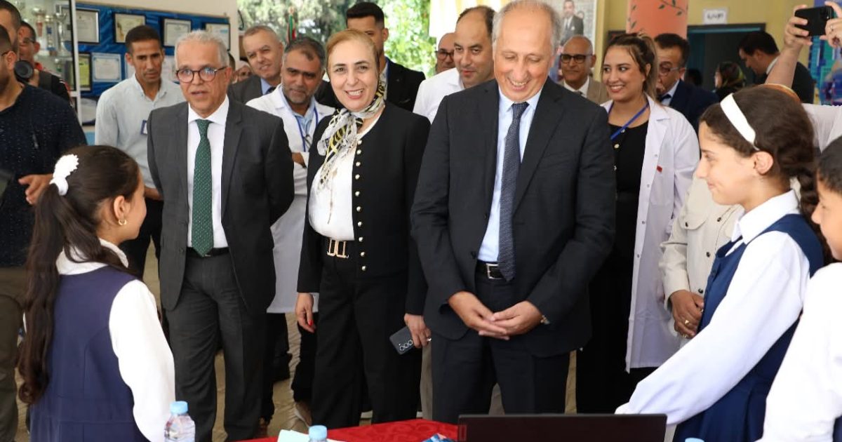 الوزير سعد برادة في زيارة سابقة لمؤسسة تعليمية بطنجة