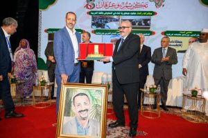 لحظة تكريم الإعلامي بشبكة الجزيرة الإعلامية أحمد فال الدين