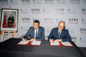 توقيع اتفاقية الشراكة من طرف المدير العام لمجموعة بريد المغرب والسيد أمين المزغاوي المدير العام لوكالة التنمية الرقمية  