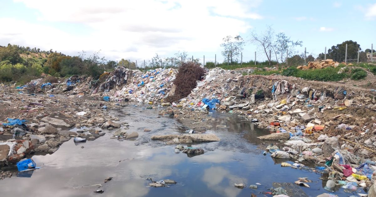 مدخل طنجة تحت رحمة نفايات البناء… اختلالات في التدبير وتأخر الحلول