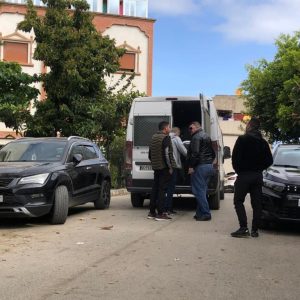 اقتياد المشتبه فيه إلى مقر الشرطة لتعميق البحث معه على خلفية محاولته سرقة المقر الوظيفي للمخازنية