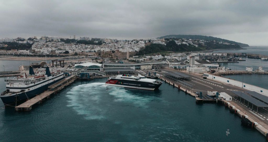 يتميز الخط البحري طنجة طريفة بسلاسة العبور وسرعة الوصول ذهاب وإياب يتميز الخط البحري طنجة طريفة بسلاسة العبور وسرعة الوصول ذهاب وإياب