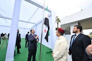 مراسيم رفع العلم السوري فوق مقر البعثة الدبلوماسية من طرف وزير الخارجية السوري أسعد الشيباني