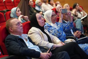 أطباء وباحثون يناقشون أحدث سبل علاج أمراض الأمعاء المزمنة