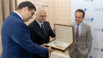 بريد المغرب" يصدر طابعا بريديا تذكاريا بمناسبة اختيار الرباط عاصمة عالمية للكتاب 2026