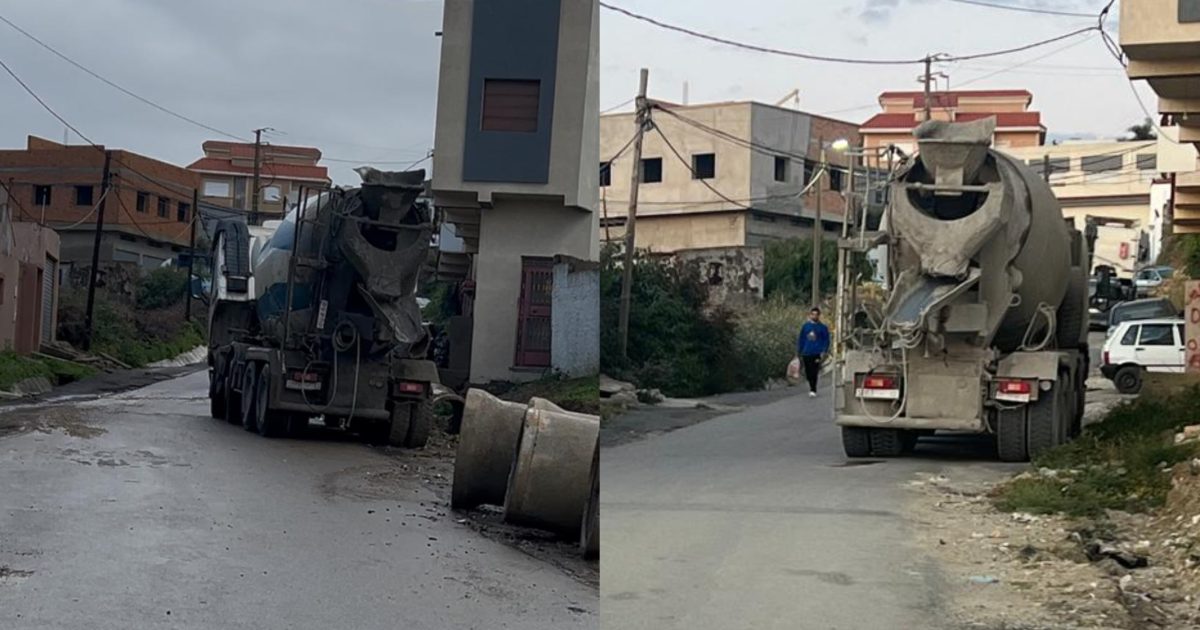 شاحنات إسمنتية تركن في مسلك طرقي بحجر النحل.. والسكان يناشدون السلطة المحلية بالتدخل