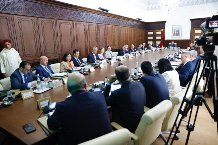 مجلس الحكومة يصادق على حزمة مشاريع قوانين ومراسيم تهم الإدارة والوظيفة الصحية والتعليم العالي