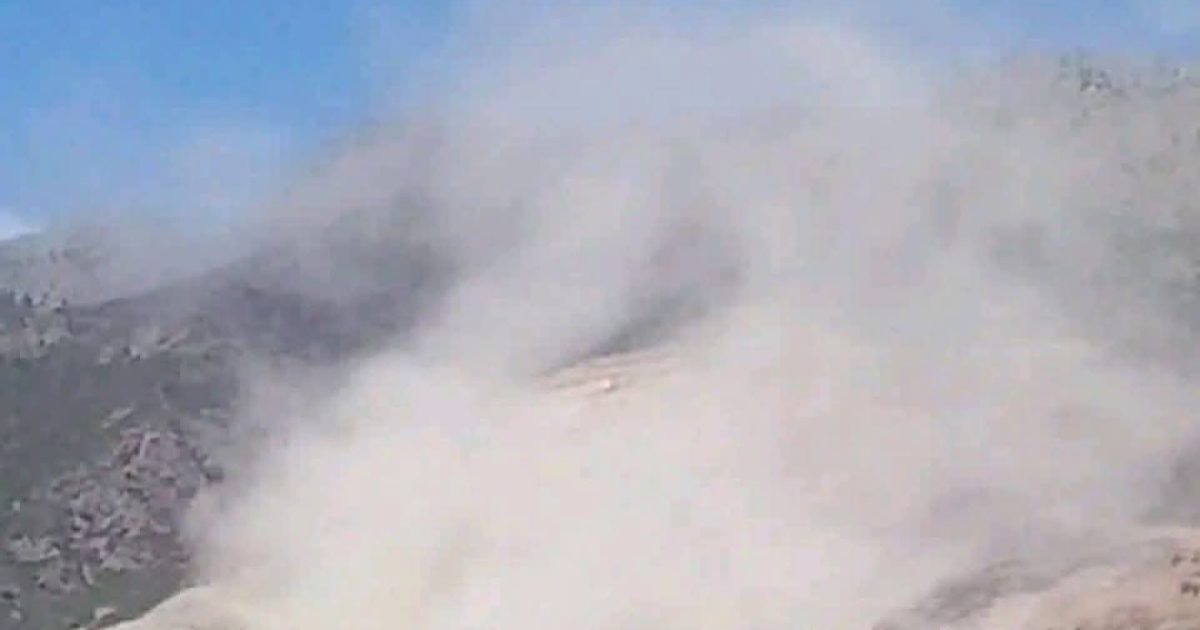 صورة تبين الغبار الكثيف الصاعد من المقالع العشوائية بتطوان