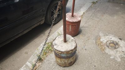 طنجة.. حواجز عشوائية من الحديد تؤذي المارة أمام أعين السلطة المحلية