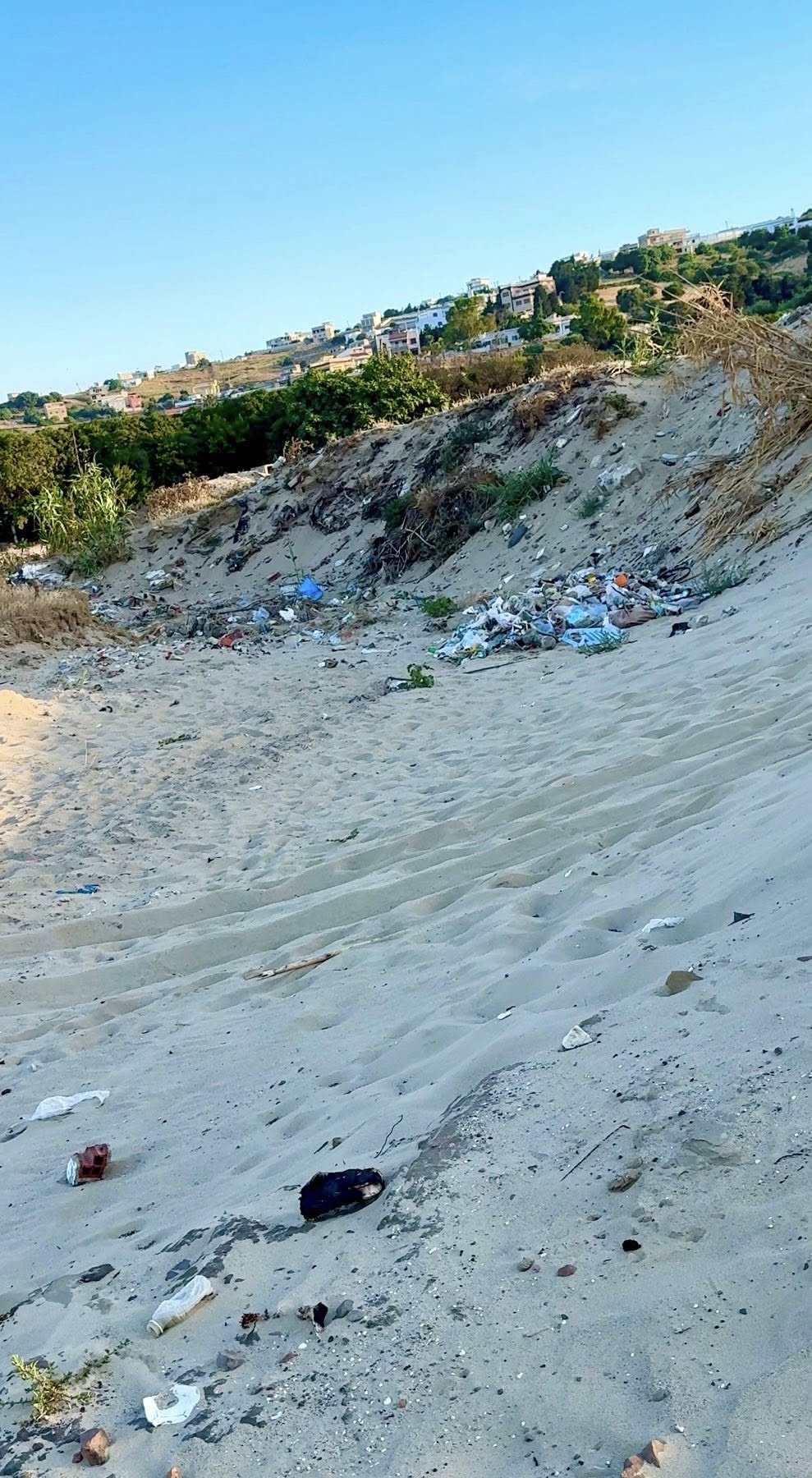 نفايات مكدسة على طول الشاطئ