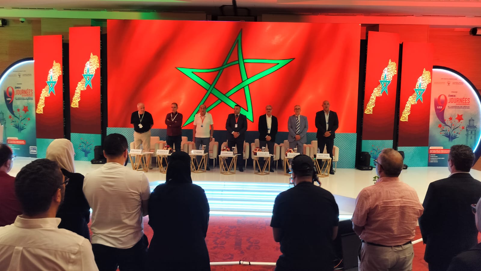 أداء النشيد الوطني خلال فعاليات النسخة التاسعة من الأيام العلمية لرابطة الأطباء الاختصاصيين في التخدير والإنعاش بالشمال