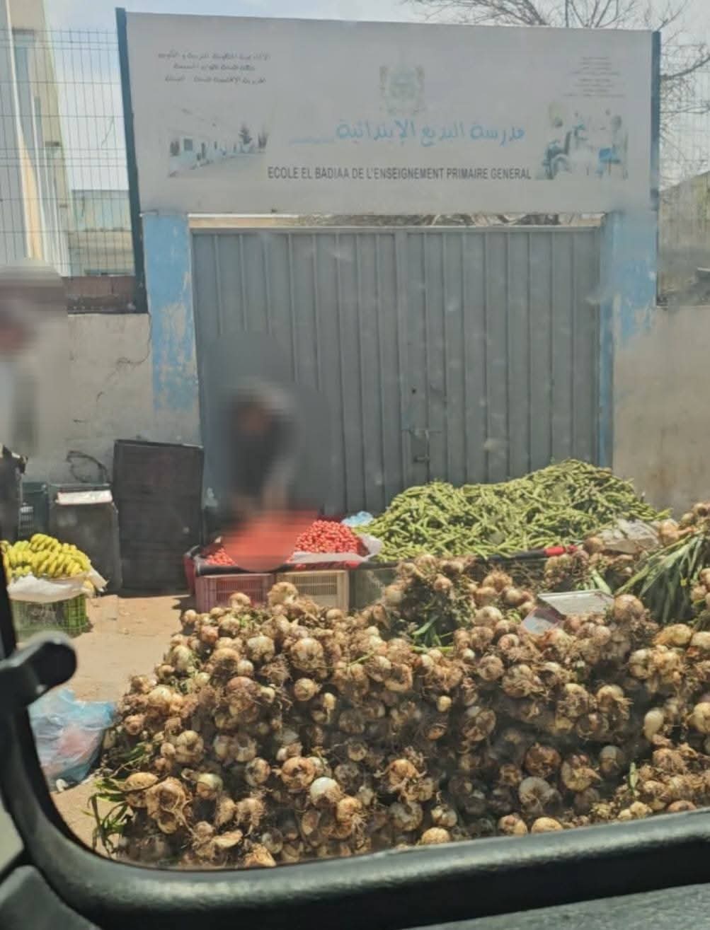 احتلال الملك العمومي وإغلاق باب المدرسة الابتدائية البديع بمنطقة أشناد
