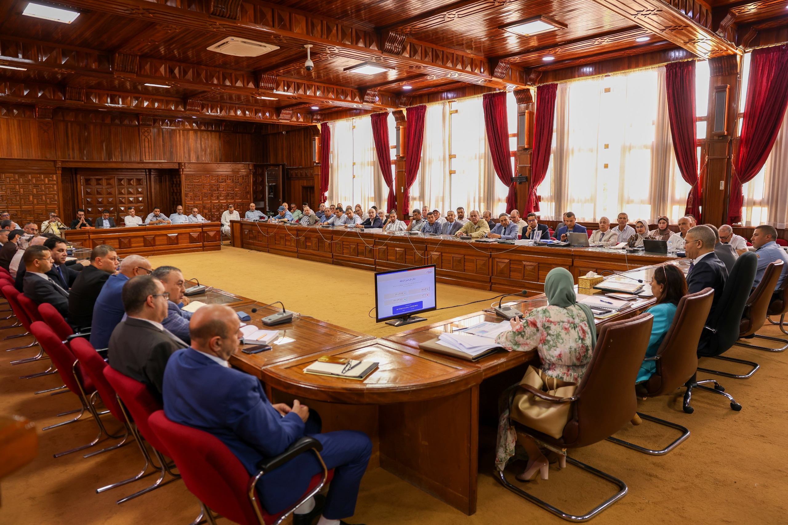 رؤساء الجماعات الترابية، وممثلي المصالح اللاممركزة والمؤسسات العمومية المعنية خلال اجتماع المصادقة على دراسة القابلية للتعمير الخاصة بإقليم شفشاون