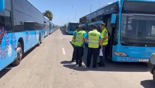 طنجة على صفيح ساخن.. سائقو الحافلات يعتزمون الإضراب بسبب فشل "إيصال المدينة" في التسيير