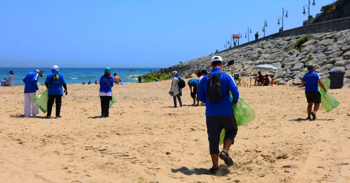 شاطئ مرقالة بطنجة.. حملة تنظيف تعيد اللمعان إلى رماله الذهبية