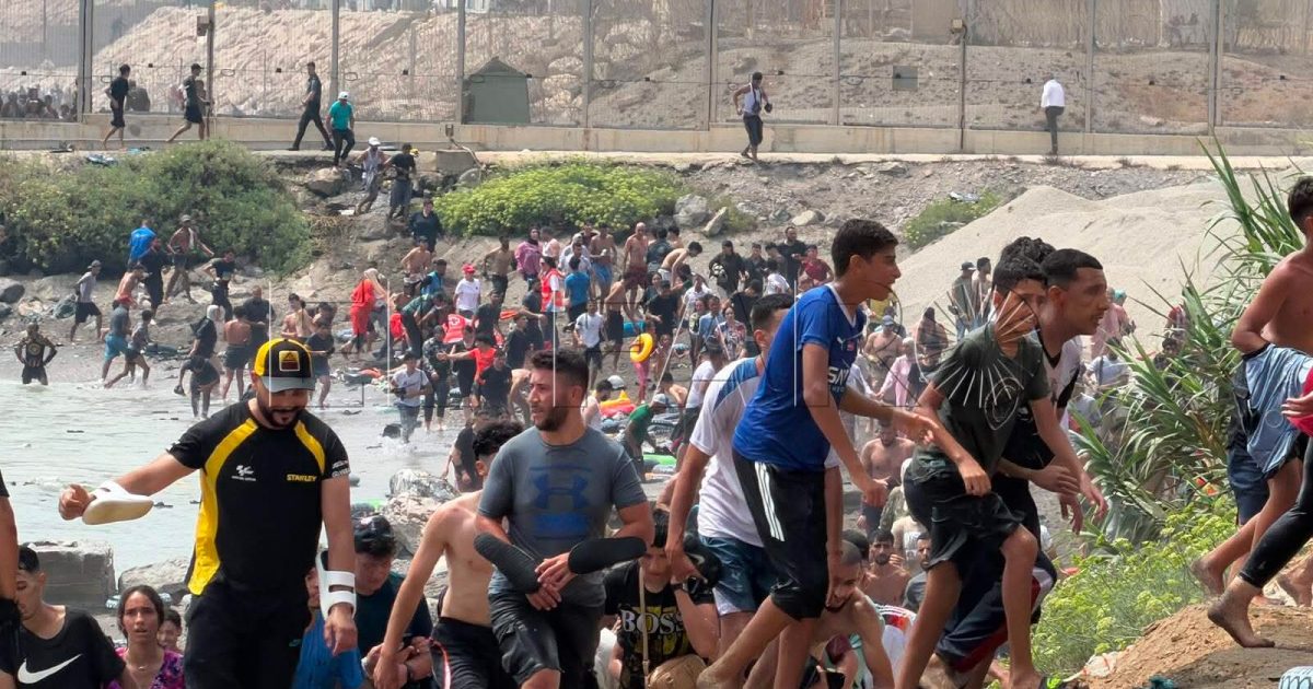 50 ألف مهاجر دخلوا سبتة في أكبر موجة عبور.. والحصيلة ترتفع إلى 41 وفاة وسط صمت رسمي مغربي