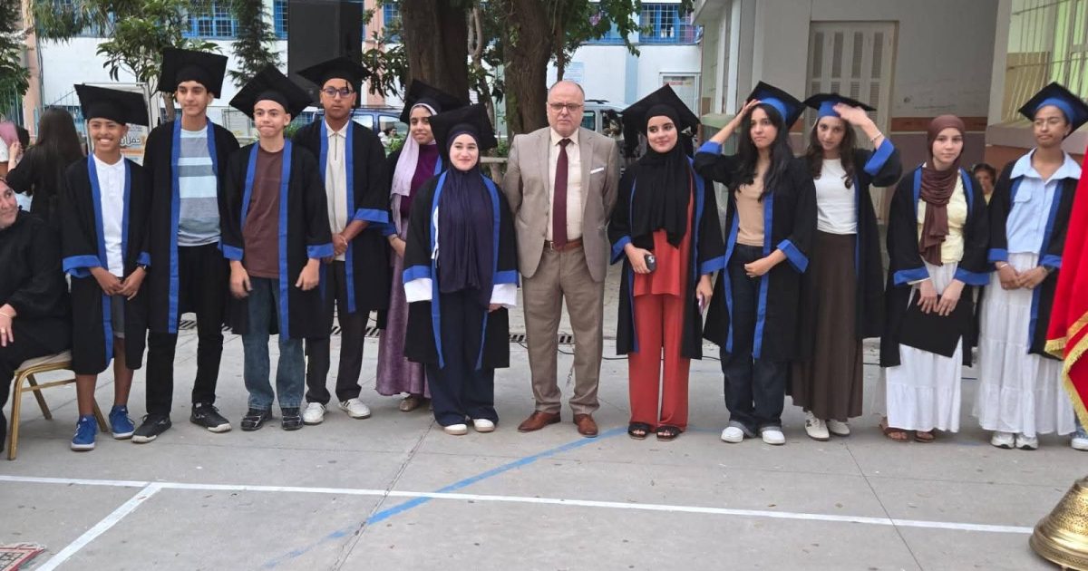 إعدادية طارق بن زياد بطنجة تحتفي بـ 43 متفوقا وتودع مديرها في حفل استثنائي