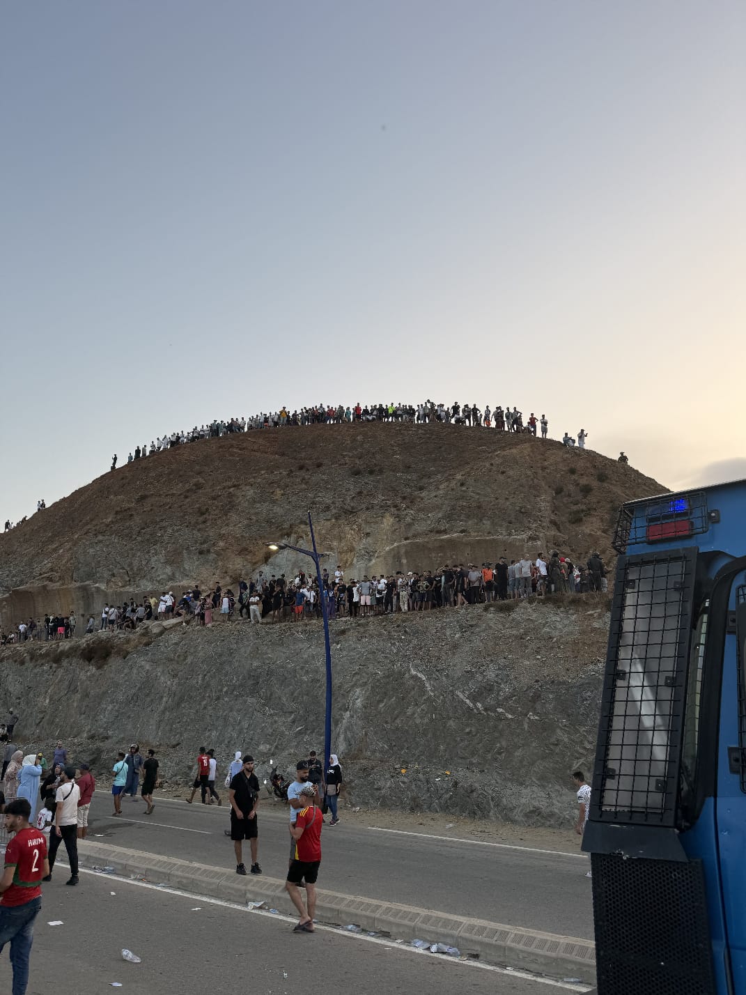 استمرار تدفق المهاجرين عبر حاجز تراخال بعد ليلة ساخنة شهدت أعمال شغب بالفنيدق
