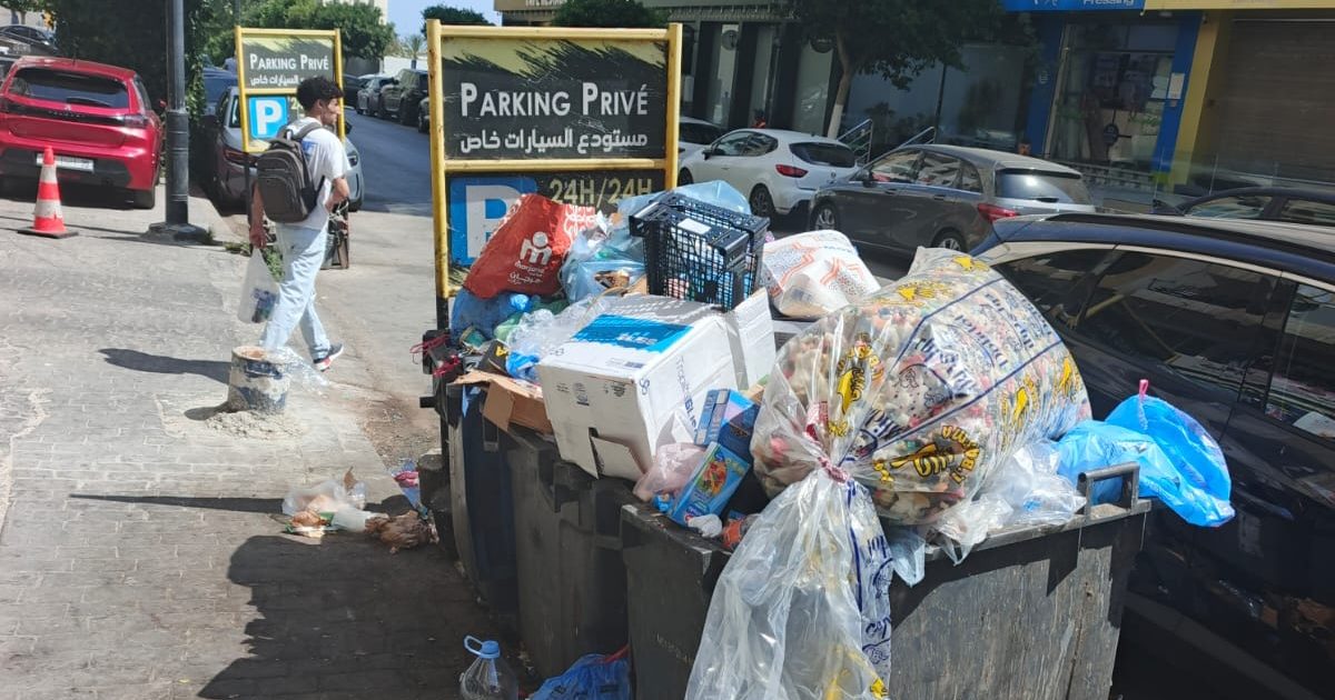 النفايات والروائح الكريهة بشارع مارسيليا بطنجة تطرد السياح والتجار يطالبون بالمحاسبة