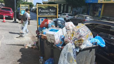 النفايات والروائح الكريهة بشارع مارسيليا بطنجة تطرد السياح والتجار يطالبون بالمحاسبة