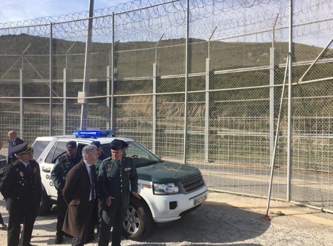 صورة أرشيفية لزيارة سابقة لوزير الداخلية الإسباني فرناندو غراندي-مارلاسكا إلى مدينة سبتة المحتلة 