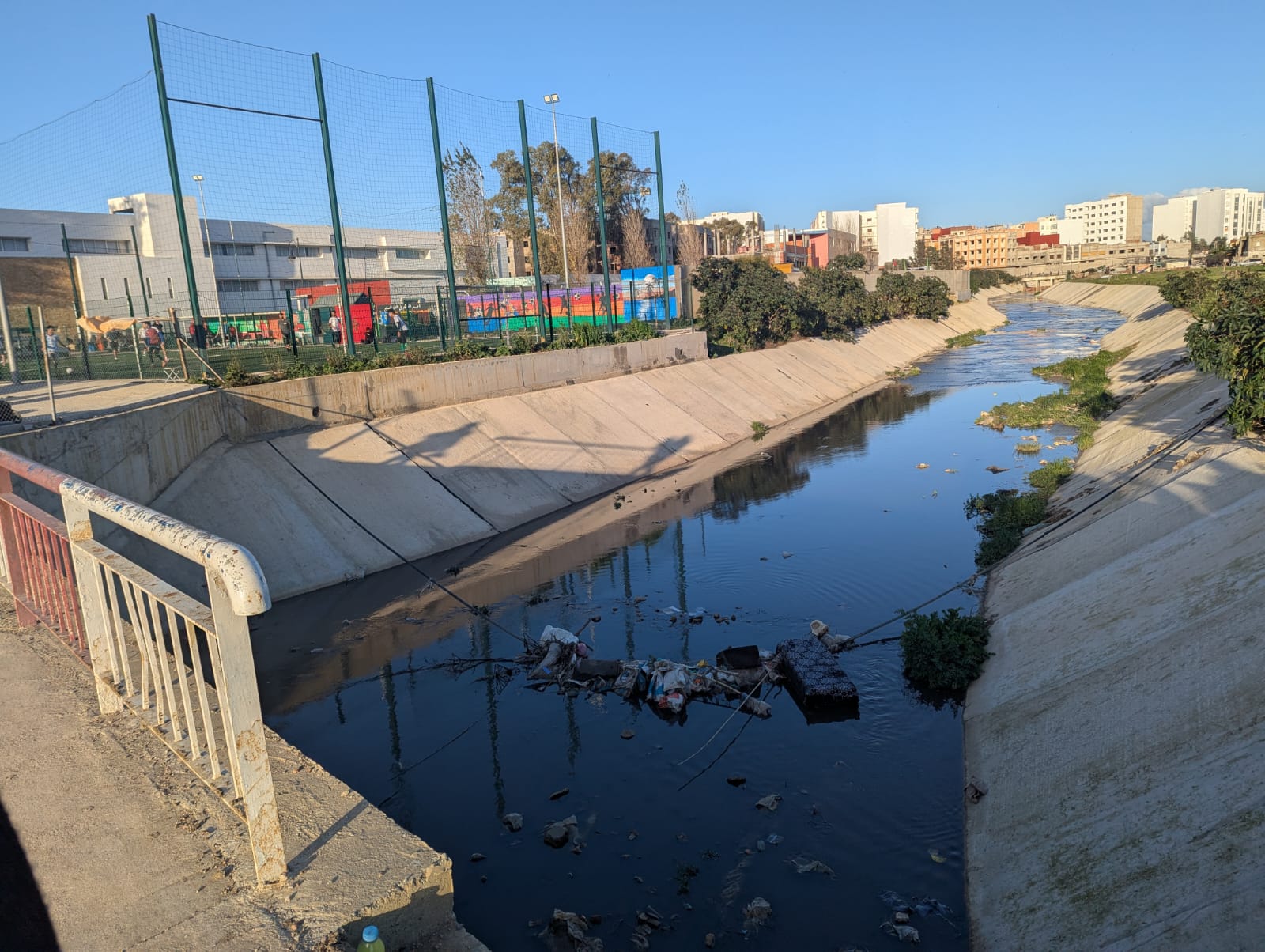 مياه الواد الحار بالقرب من المجمعات السكنية 