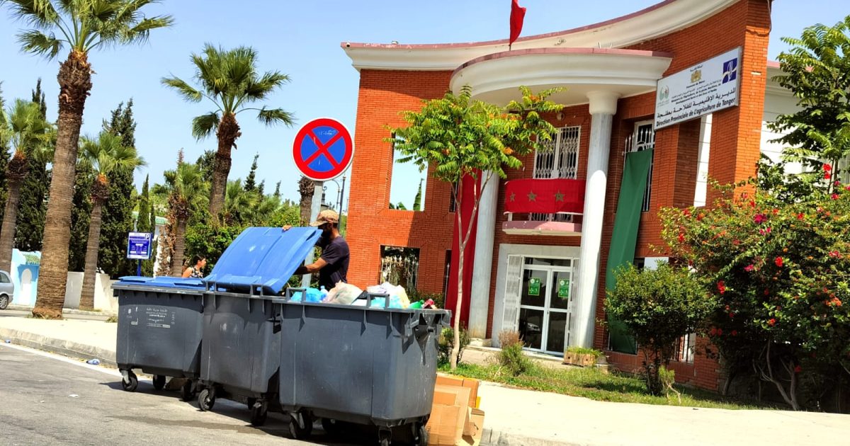 طنجة.. وضع 3 حاويات للأزبال أمام إدارة عمومية يرفرف فوقها العلم الوطني يثير الاستغراب