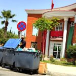 طنجة.. وضع 3 حاويات للأزبال أمام إدارة عمومية يرفرف فوقها العلم الوطني يثير الاستغراب
