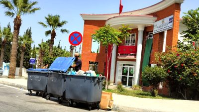 طنجة.. وضع 3 حاويات للأزبال أمام إدارة عمومية يرفرف فوقها العلم الوطني يثير الاستغراب
