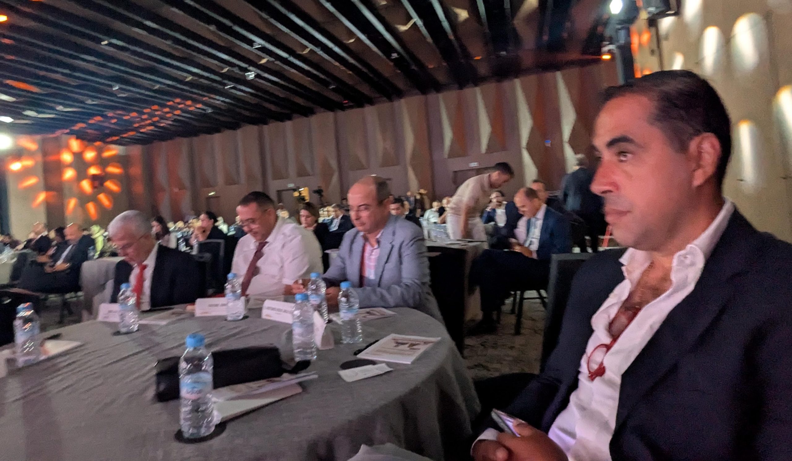 وسط الصورة السيد عبد اللطيف أفيلال إلى جانب السيد ياسين العرود إلى جانب المعتميد عباد الأندلوسي