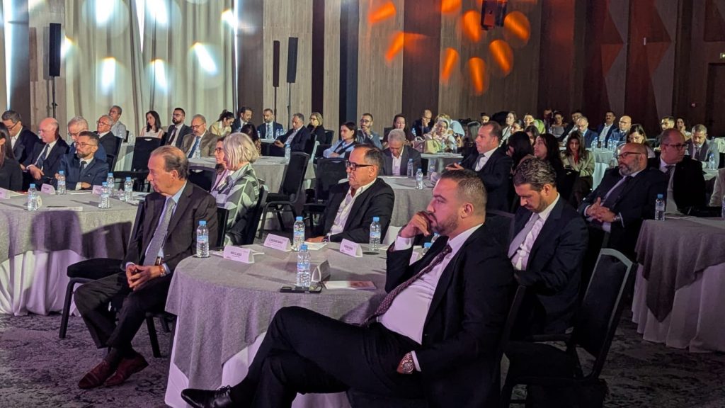 الدكتور محمد المنصوري المدير العام لمصلحة ابن سينا بطنجة وفي نفس الطاولة أيضا مدام خديجة تامدا