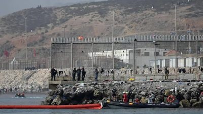 السلطات الإسبانية تنشر حاجزا مائيا قبالة سبتة بعد موجة العبور الجماعي نحوها 