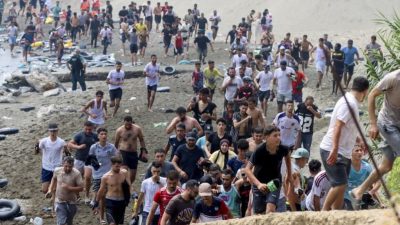الصحفي إسماعيل عزام ينتقد تدبير أزمة الهجرة نحو سبتة ويحذر من "المقامرة بصورة المغرب"
