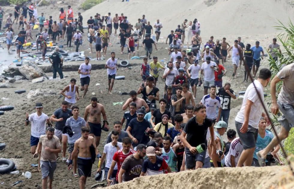 الصحفي إسماعيل عزام ينتقد تدبير أزمة الهجرة نحو سبتة ويحذر من "المقامرة بصورة المغرب"