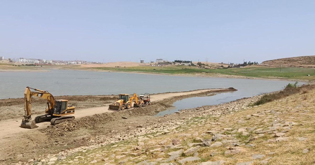 أشغال طمر دون لوحة تعريفية تغير معالم بحيرة سيدي حساين بطنجة
