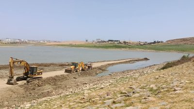 أشغال طمر دون لوحة تعريفية تغير معالم بحيرة سيدي حساين بطنجة