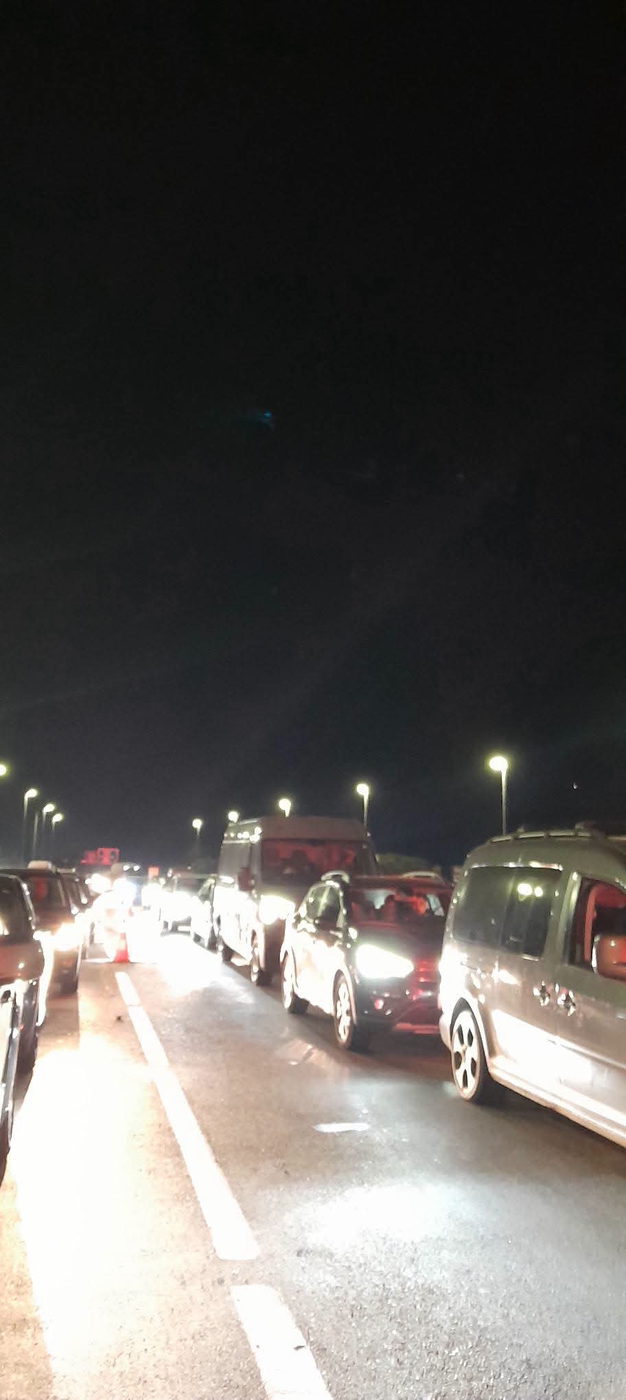 صورة توضح العدد الهائل للسيارات المنتظرة بمحطة الأداء طنجة 