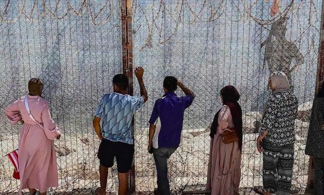 بعد انحسار موجة العبور الجماعي لسبتة.. مئات الأسر تبحث عن أبنائها والمنافذ الحدودية تتحول إلى نقطة انتظار مؤلمة