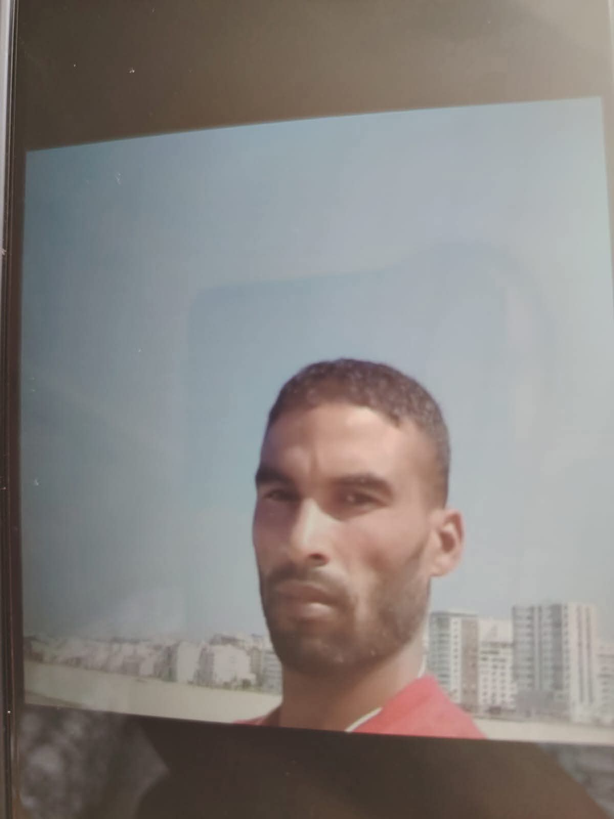 صورة لأحد المفقودين الذين انقطعت أخبارهم منذ أربعة أيام خلال موجة العبور الجماعي لسبتة، والعائلة ترسل نداءات استغاثة على صفحات فايسبوك