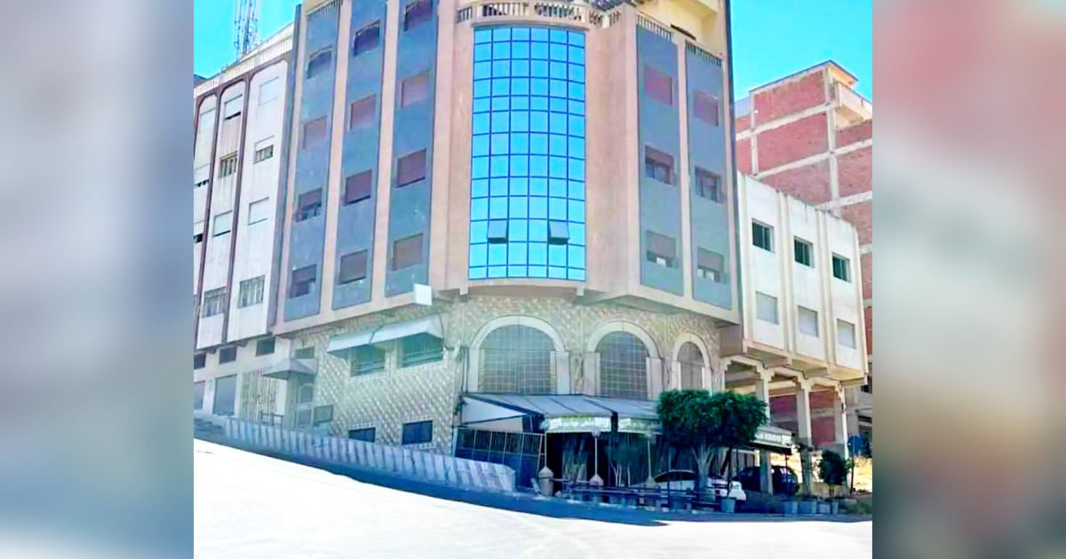 طنجة.. إعلان بيع عمارة مُخالفة لقانون التعمير بـ 850 مليون يثير الجدل